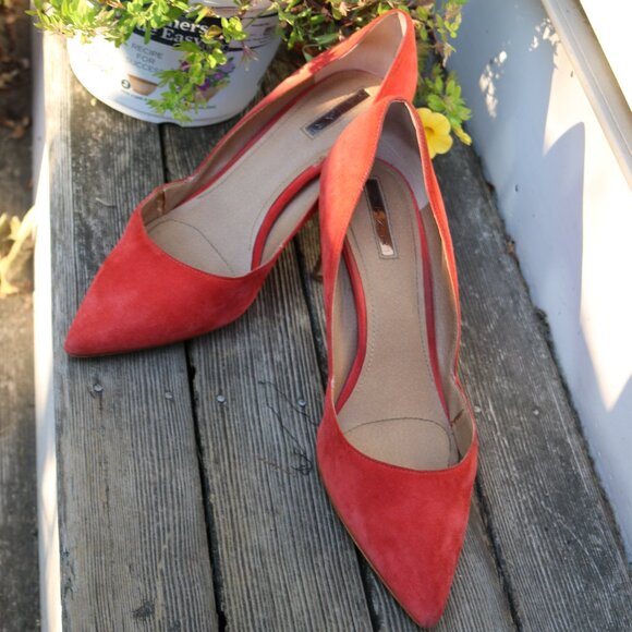 Tahari Burnt Orange Suede Pointy Toe 3.5" Wooden Heel Stiletto Pumps Sz 10 - Picture 1 of 7